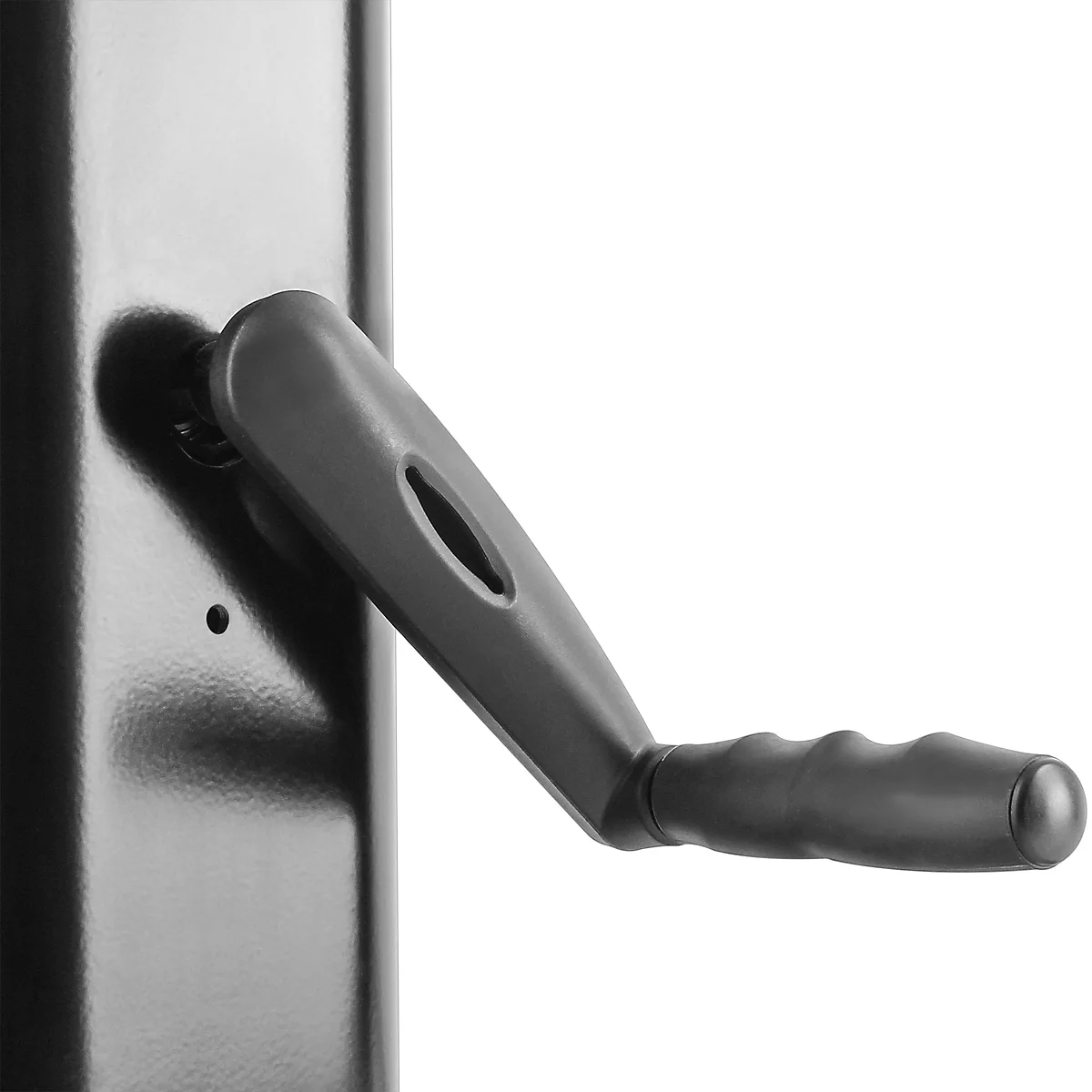 Un présentoir noir avec un grand écran affiche des graphiques dans une salle de réunion. Des chaises orange sont à la table.