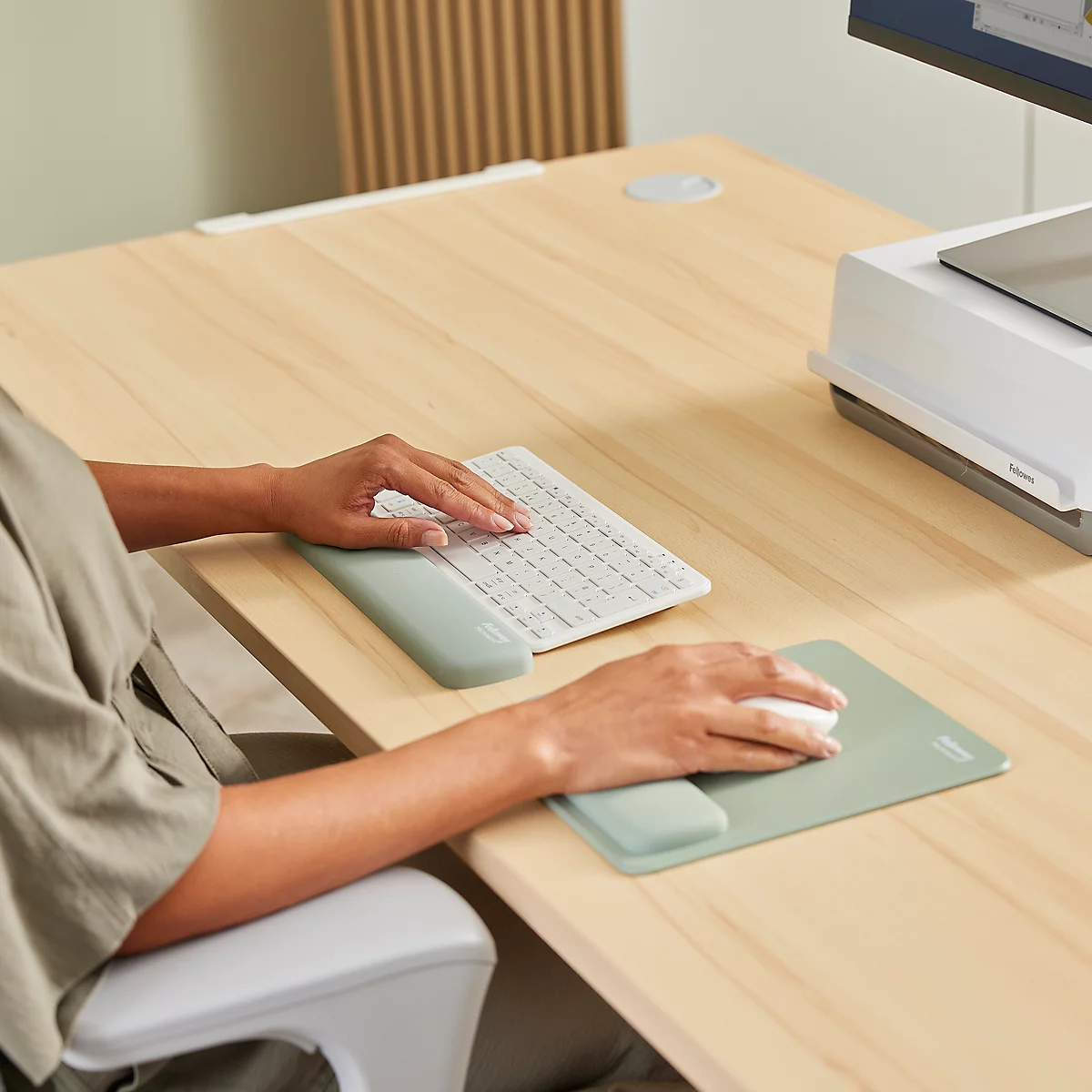 Hellgraue Silikon-Eiswürfelform mit sechseckigen Zellen.