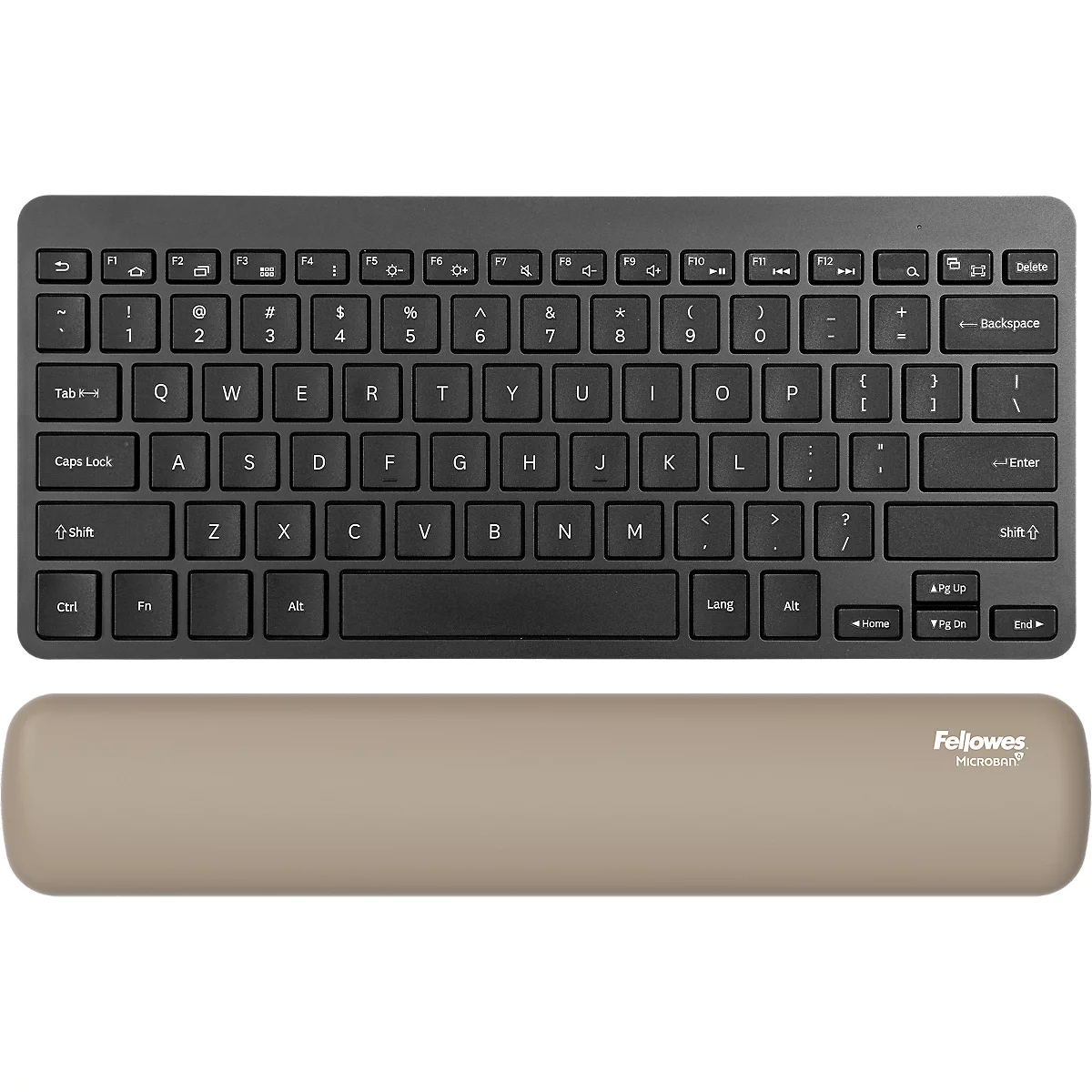 Draufsicht auf eine schwarze Tastatur und eine beige Handgelenkauflage. Auf der Tastatur sind Buchstaben und Ziffern deutlich zu erkennen.