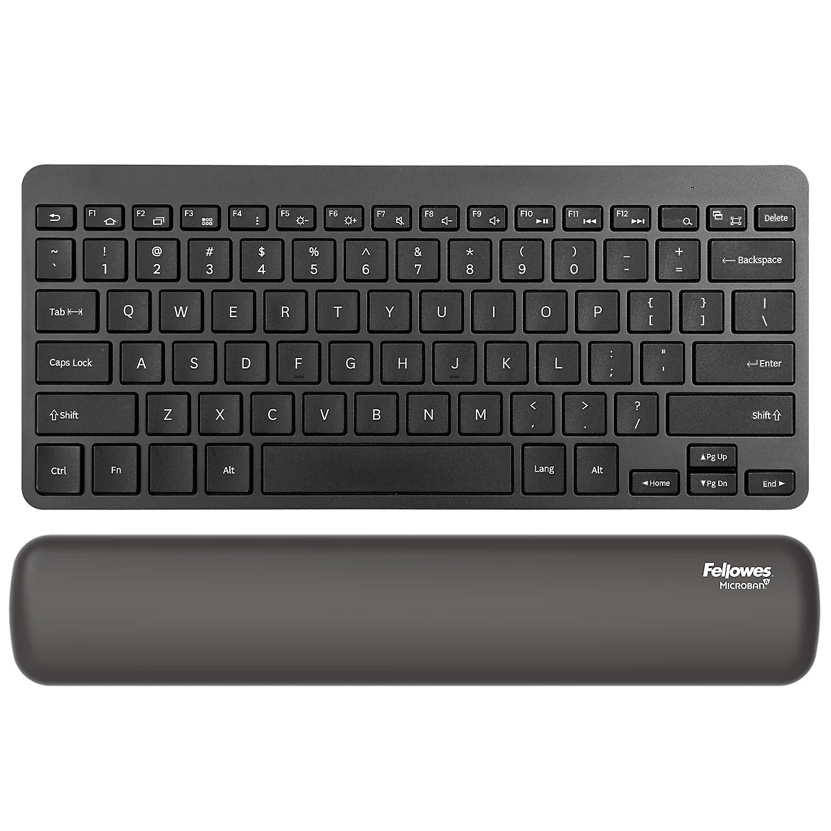 Frau sitzt an höhenverstellbarem Schreibtisch, tippt, lächelt. Grauer Bürostuhl, Fußstütze, Monitor. Helle Büroeinrichtung.