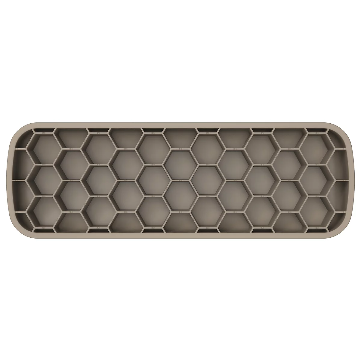 Nahaufnahme einer Person, die an einem Schreibtisch arbeitet. Helle Tastatur, Maus mit Handauflage. Person trägt Ring.