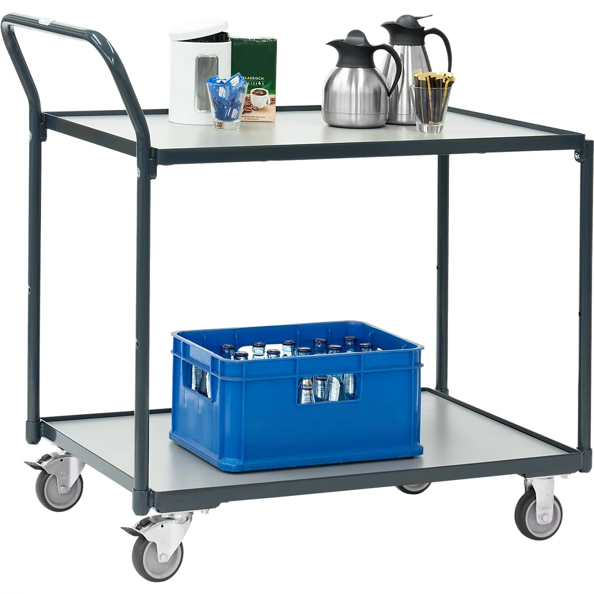 Un chariot de service gris avec des boissons, des cafetières et une caisse de boissons. Il repose sur des roulettes.