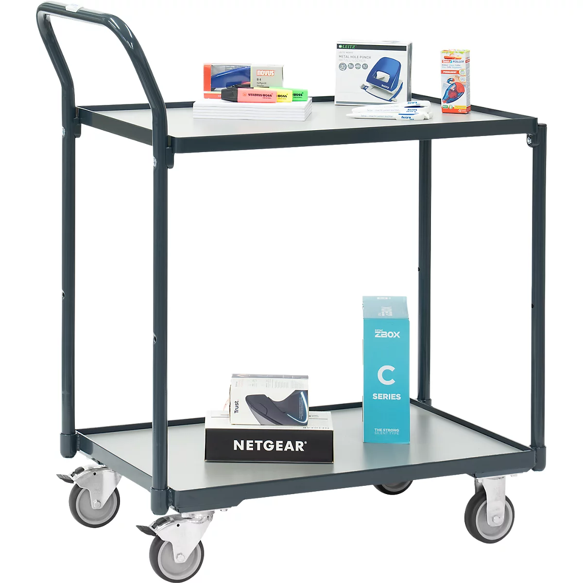 Een grijze serveerwagen met twee planken, gevuld met kantoorbenodigdheden en elektronica. Op de kar zijn o.a. markeerstiften, perforators en een router te zien.