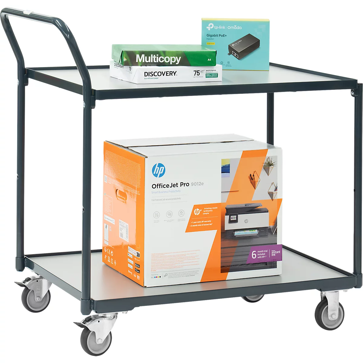 Grijze serveerwagen met twee niveaus, geladen met printerbenodigdheden, papier en een printerpakket.