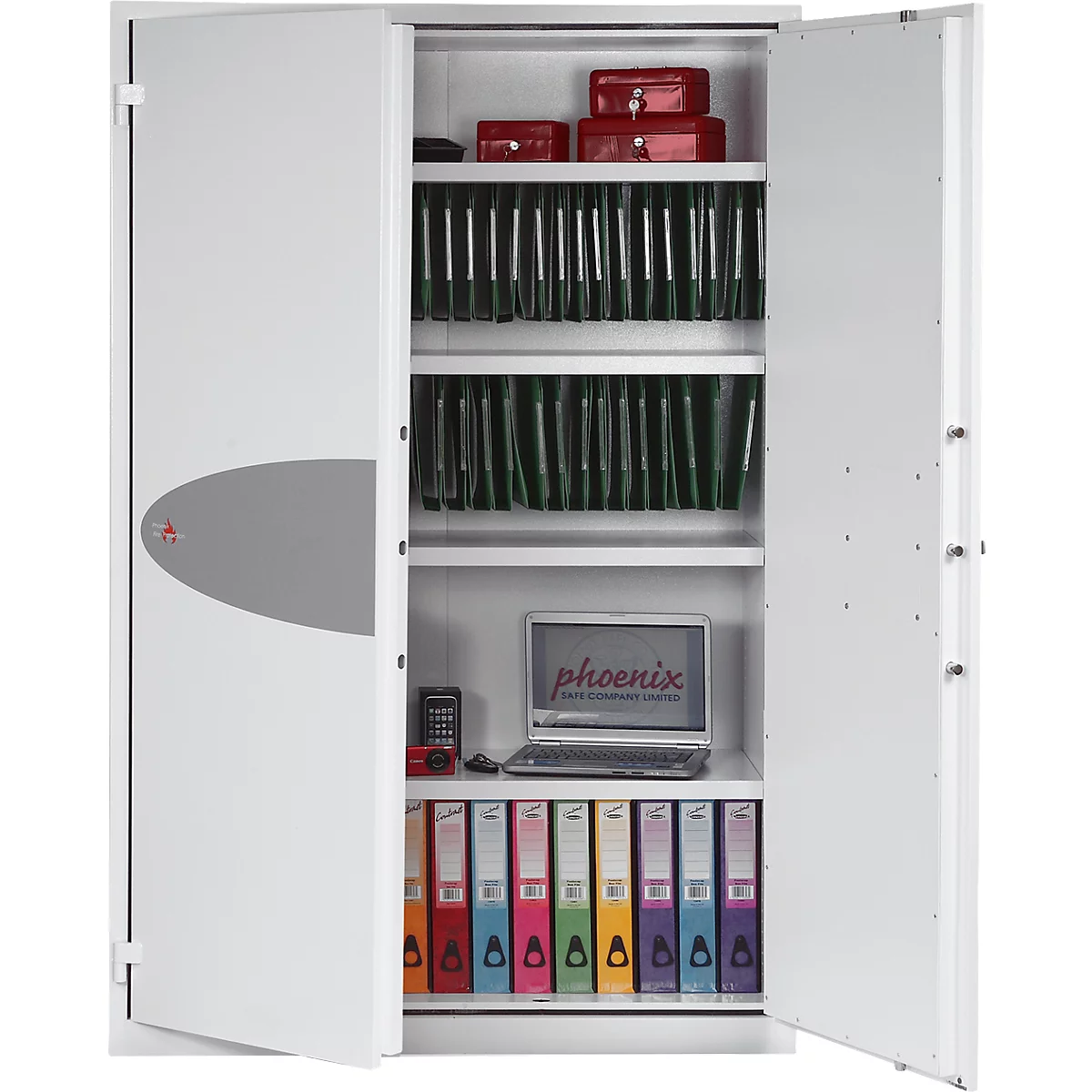 Ein weißer, zweiflügeliger Stahlschrank mit geöffneten Türen, gefüllt mit Aktenordnern, Boxen und einem Laptop.