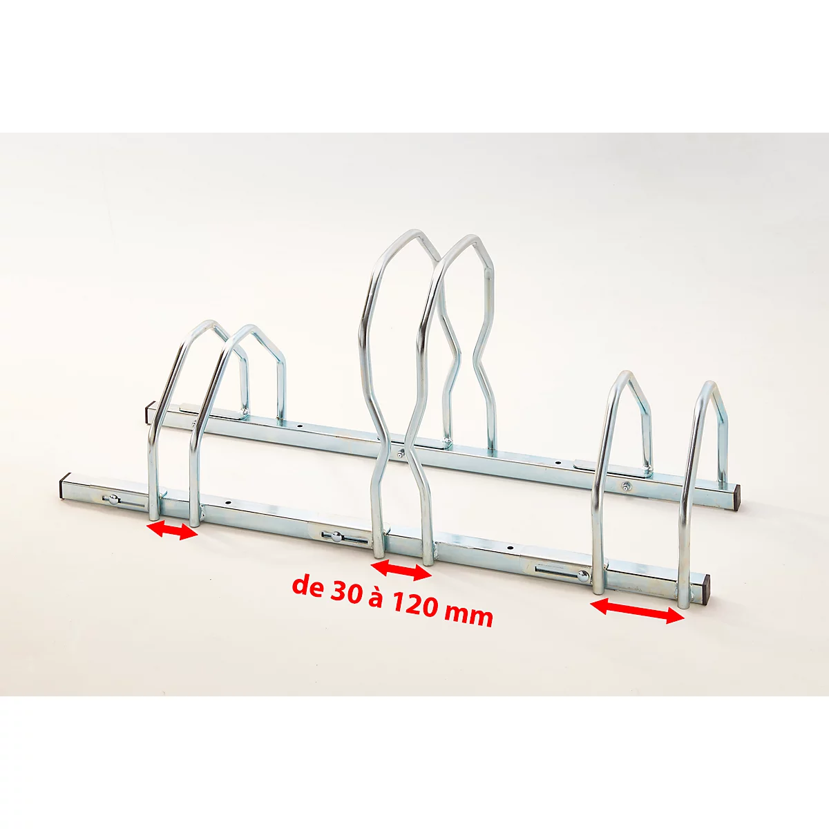 Metalen fietsenrek, de afstand tussen de beugels is 30 tot 120 mm.