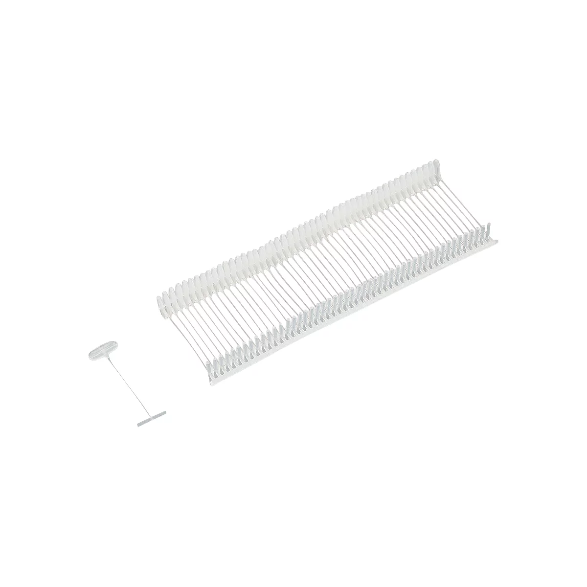 Deux étiquettes de vêtements blanches et une bande de nombreux supports d'étiquettes.