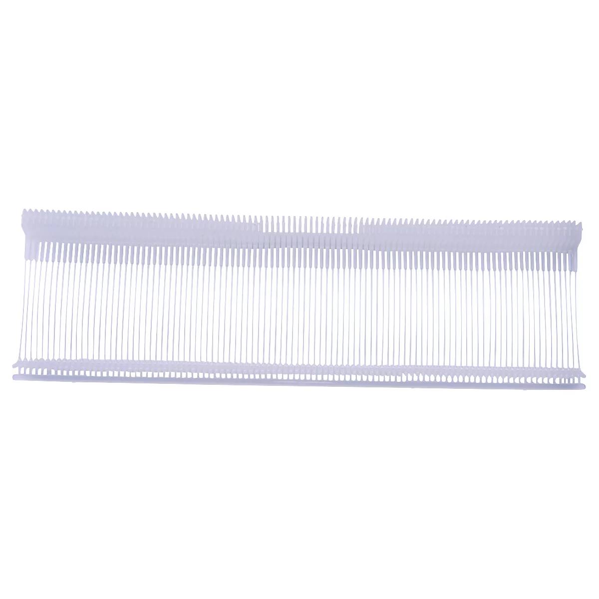 Rangée d'attaches d'étiquettes blanches. Les attaches ont de nombreuses lignes fines et parallèles.