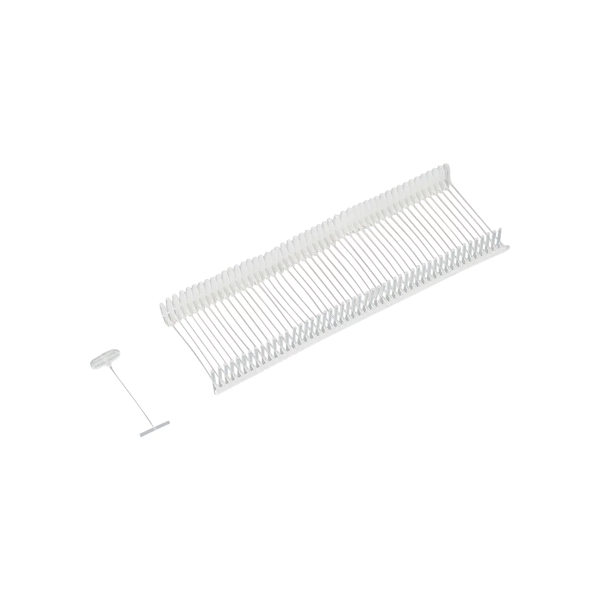 De nombreuses épingles d'étiquetage blanches et une seule épingle sont posées sur un fond blanc.