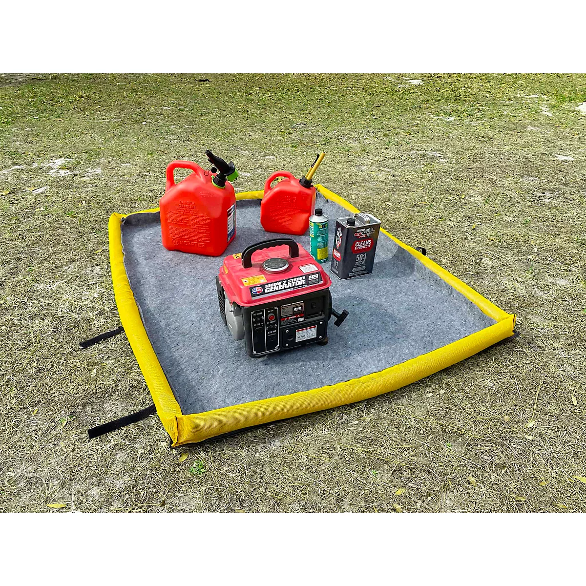 Gele lekbak op gras, gevuld met generator, benzineblikken en olieflessen.