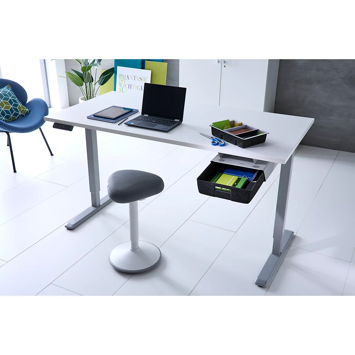 Höhenverstellbarer weißer Schreibtisch mit Laptop, Tablet und Hockstuhl in modernem Büro.