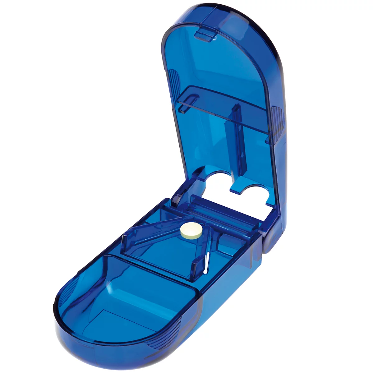 Een blauwe, doorzichtige pillensnijder met een open deksel en een ronde witte pil erin.
