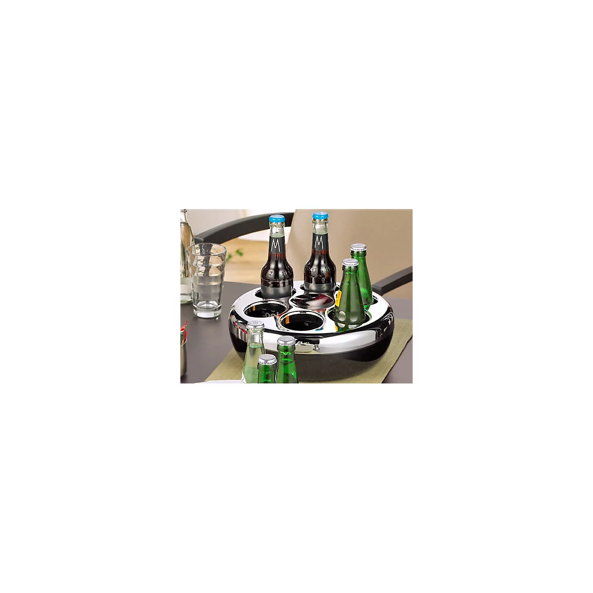 Zwei Getränkehalter, gefüllt mit Flaschen und Gläsern. Edelstahl-Design mit schwarzen und weißen Akzenten. Grüne Pflanzen im Hintergrund.