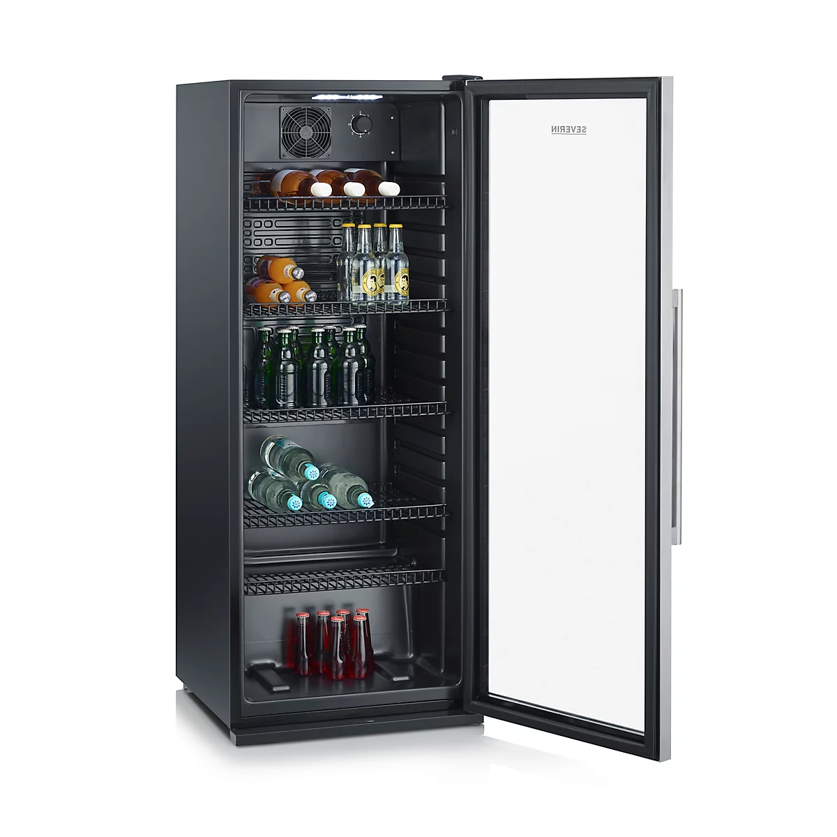 Zwart gelakte drankkoelkast met open glazen deur. Gevuld met drankjes als bier, sap, water en wijn.