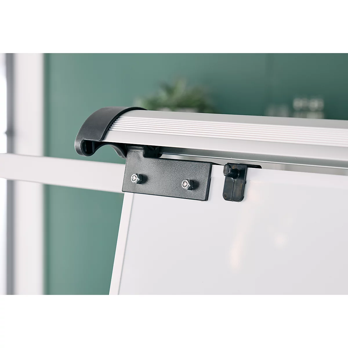 Close-up van een wit flip-overbord met een zwarte klem.