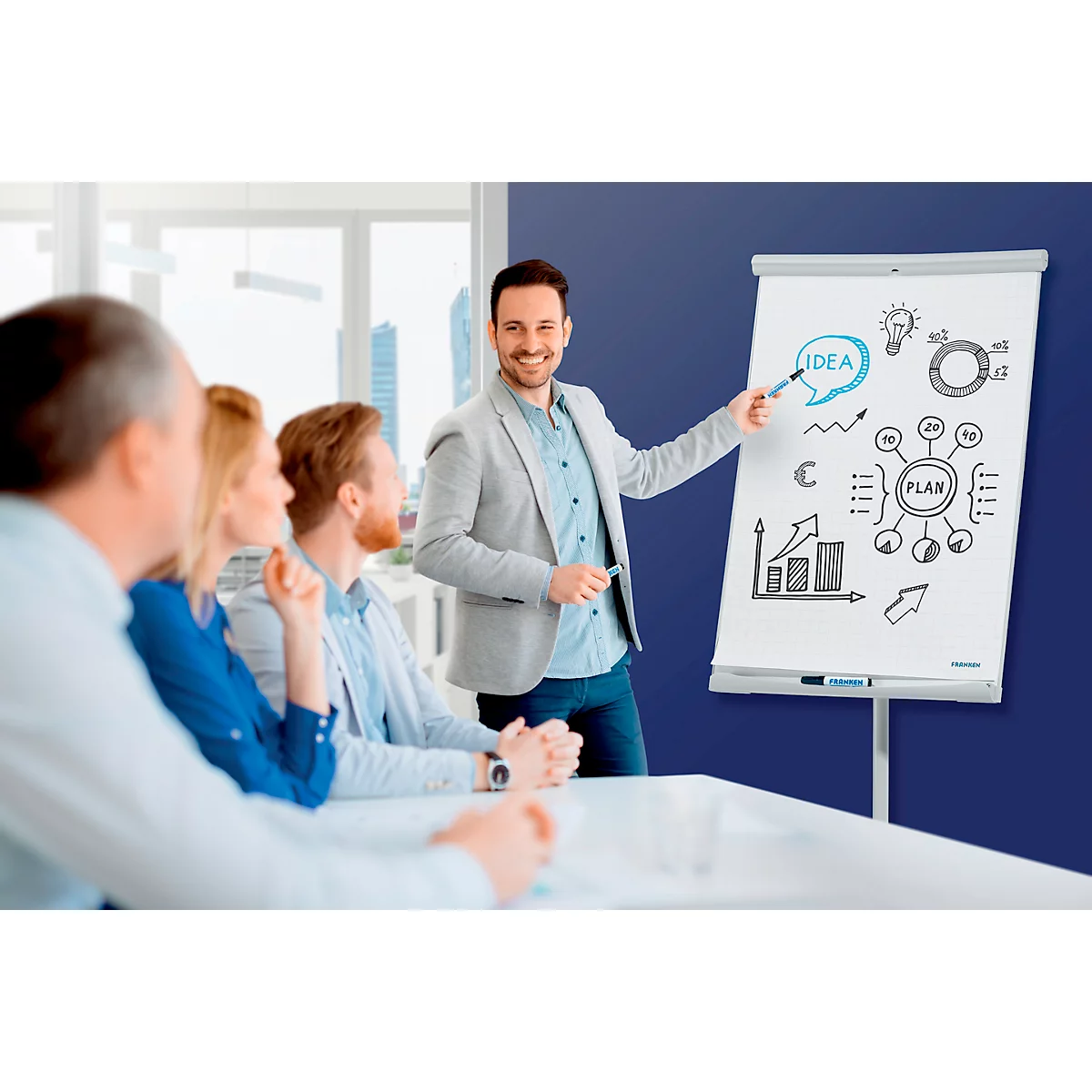 Flipchart Franken X-tra!Line Standard, in hoogte verstelbaar, houder met snelsluiting, opbergbakje, magnetisch bord met B 680 x H 1050 mm, lichtgrijs