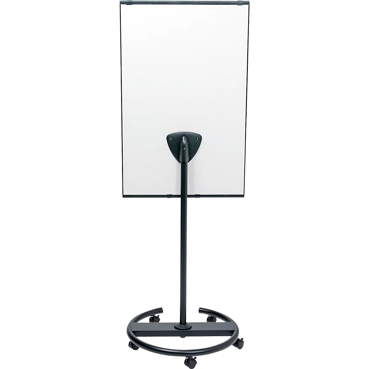 Tableau blanc sur support roulant. Cadre, support et roues noirs.
