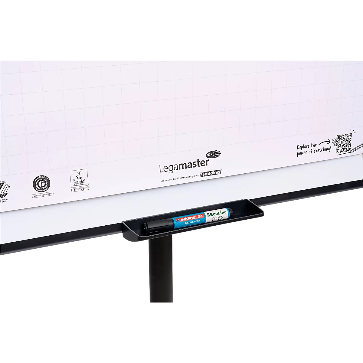 Détail d'un tableau blanc avec un porte-stylo intégré. Un stylo est dans le porte-stylo.