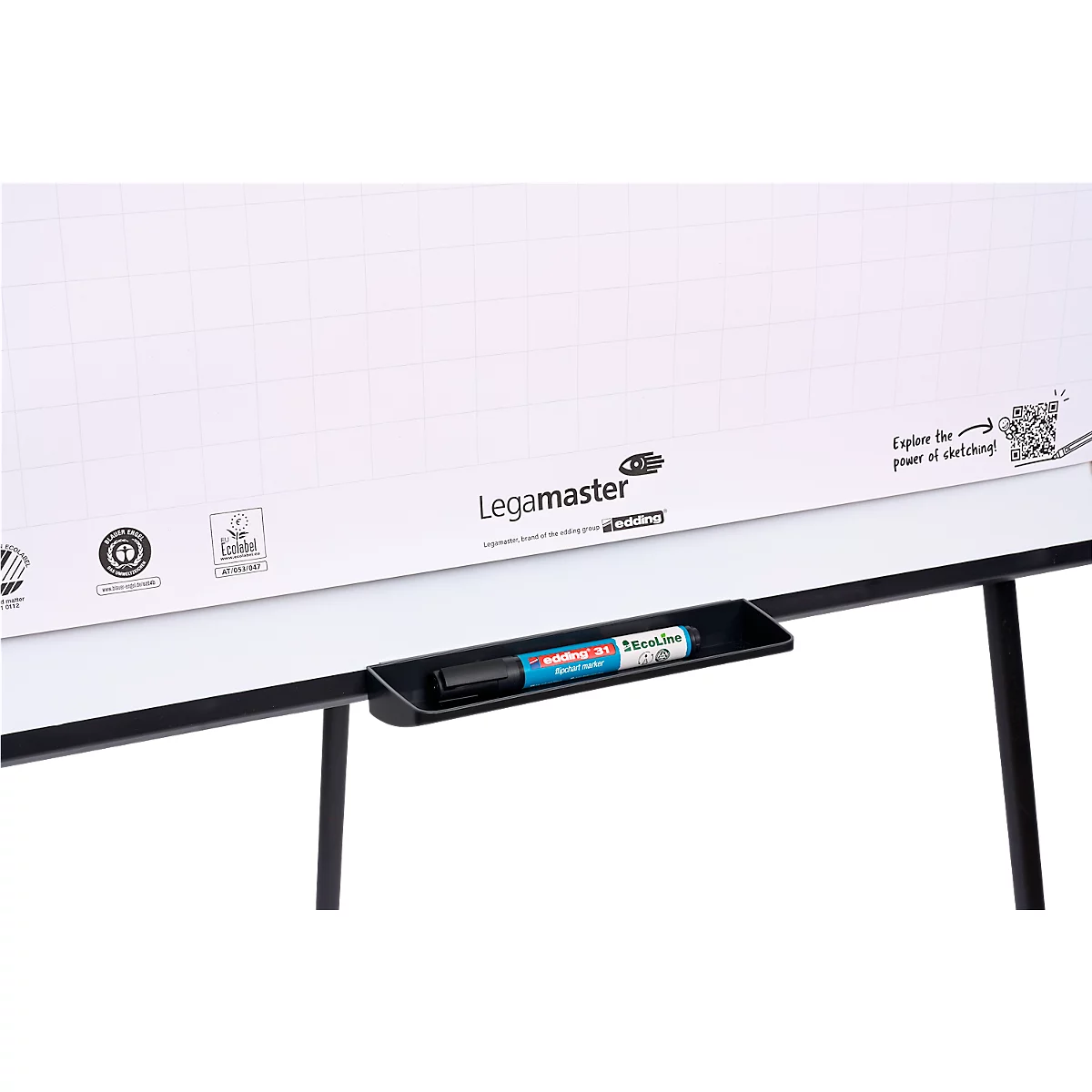 Gros plan d'un tableau blanc avec porte-stylo intégré et un stylo Edding bleu.