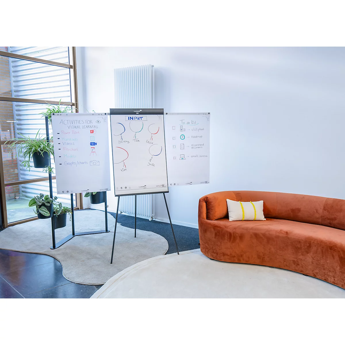 Flipchart Legamaster Sketch Pro, magnetisch bord, in hoogte verstelbaar, 2 zijarmen, statiefvoet, incl. startset, B 680 x H 1050 mm, zwart/wit