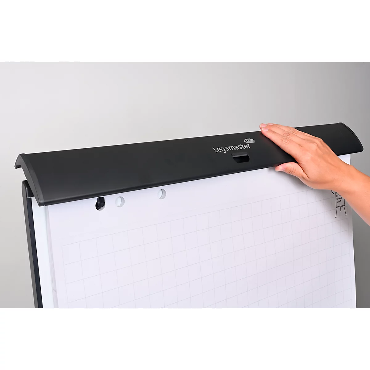 Flipchart Legamaster Sketch Pro, magnetisch bord, in hoogte verstelbaar, 2 zijarmen, statiefvoet, incl. startset, B 680 x H 1050 mm, zwart/wit