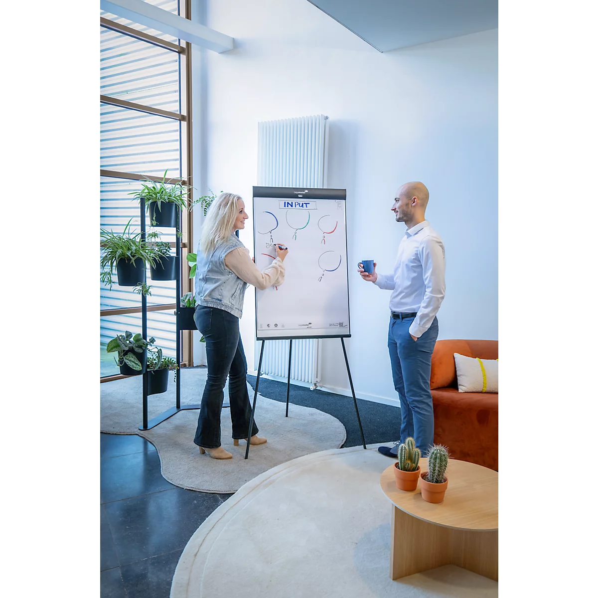 Flipchart Legamaster Sketch Pro, magnetisch bord, in hoogte verstelbaar, 2 zijarmen, statiefvoet, incl. startset, B 680 x H 1050 mm, zwart/wit