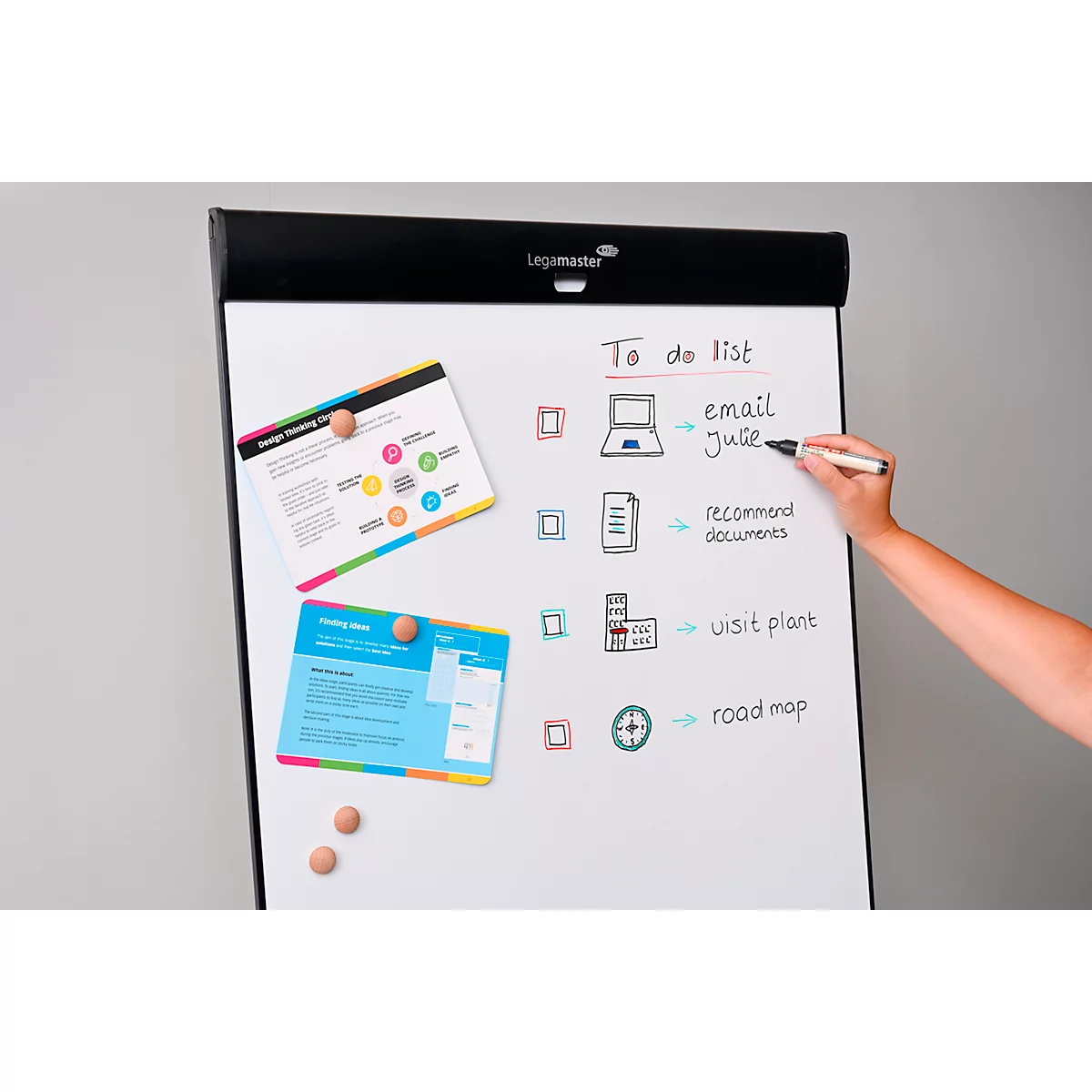 Flipchart Legamaster Sketch Pro, magnetisch bord, in hoogte verstelbaar, 2 zijarmen, statiefvoet, incl. startset, B 680 x H 1050 mm, zwart/wit