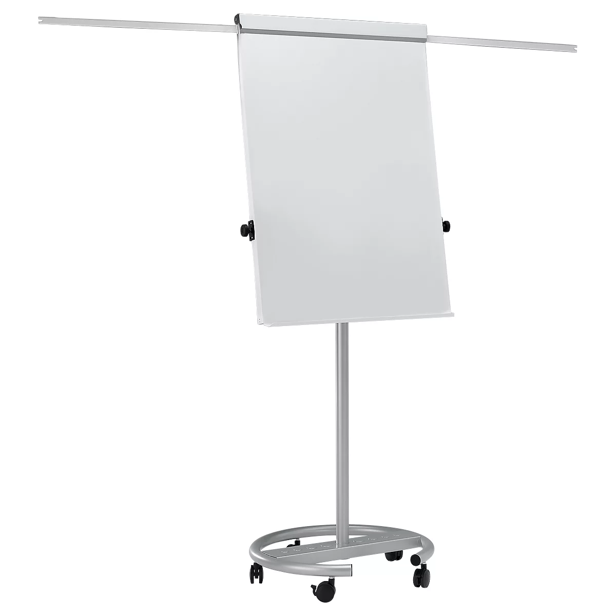 Mobiele flip-overstandaard met wit papier op wielen. Zilverkleurig frame, twee beugels voor papierfixatie.
