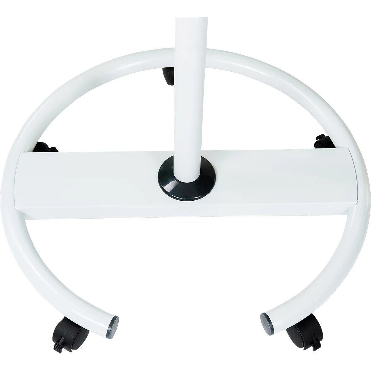 Gros plan sur la base blanche d'une lampe sur pied qui repose sur des roulettes. La base ronde est soutenue par un tube vertical.