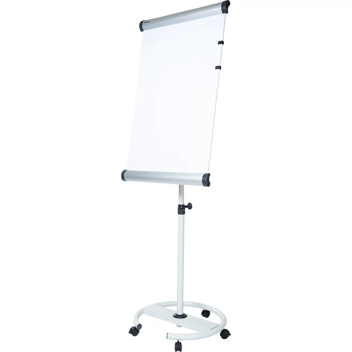Wit flip-overbord op wielen. Het papier is leeg, het frame is zilver.
