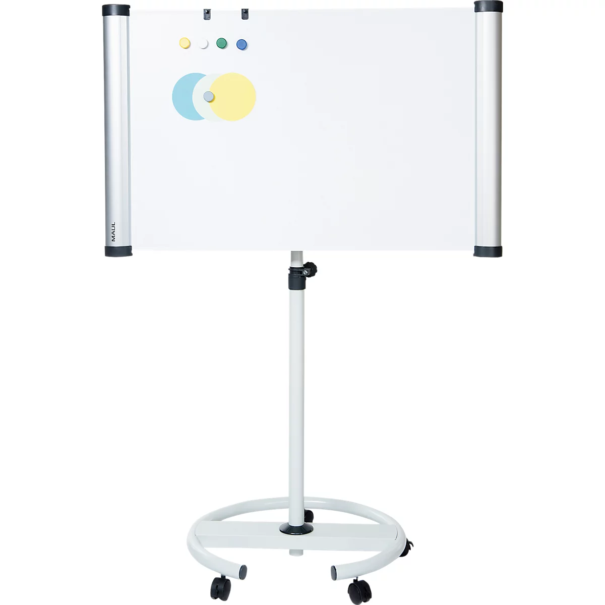 Whiteboard op wielen met gekleurde markeringen. Het bord is bevestigd aan een standaard.