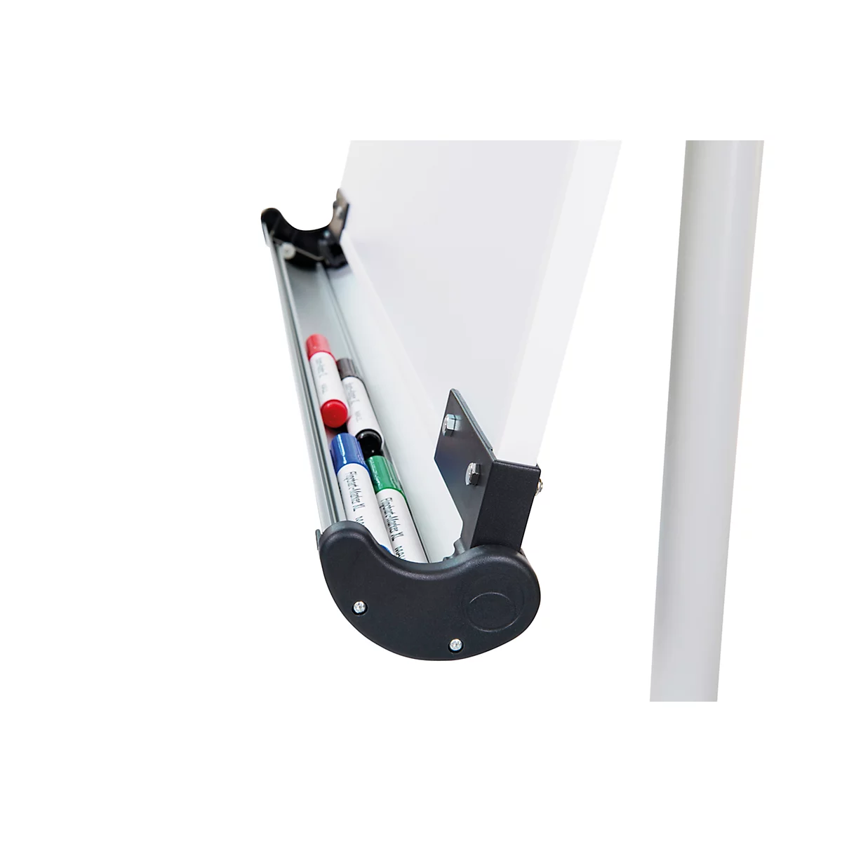 Close-up van een whiteboard met penhouder gevuld met pennen in verschillende kleuren.