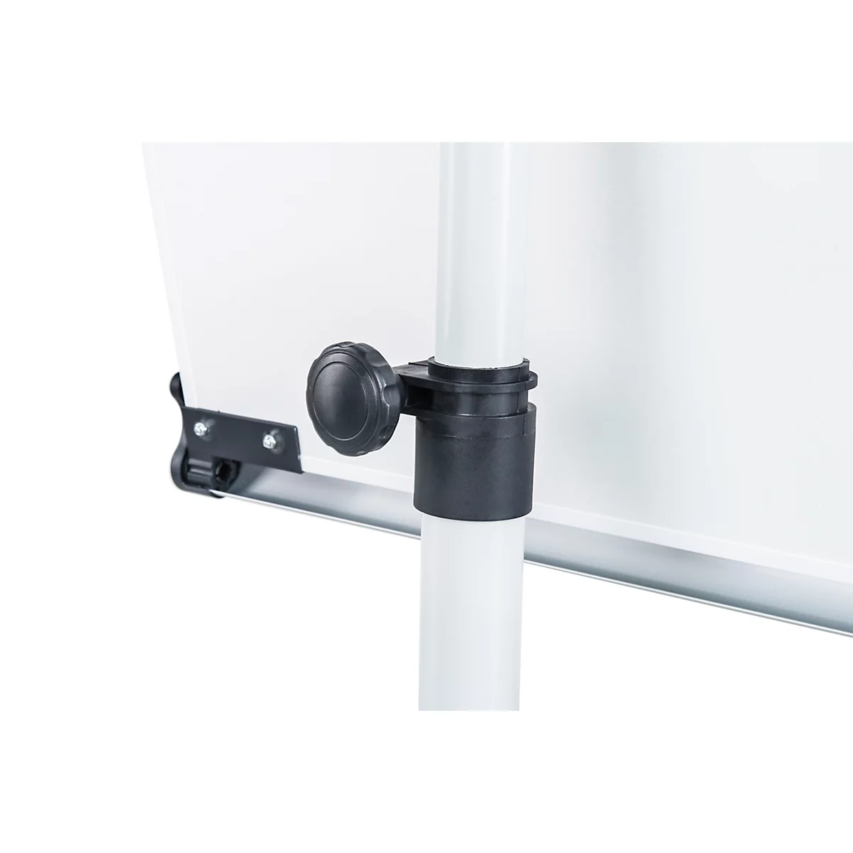 Close-up van een knop en houder op een wit presentatiebord.