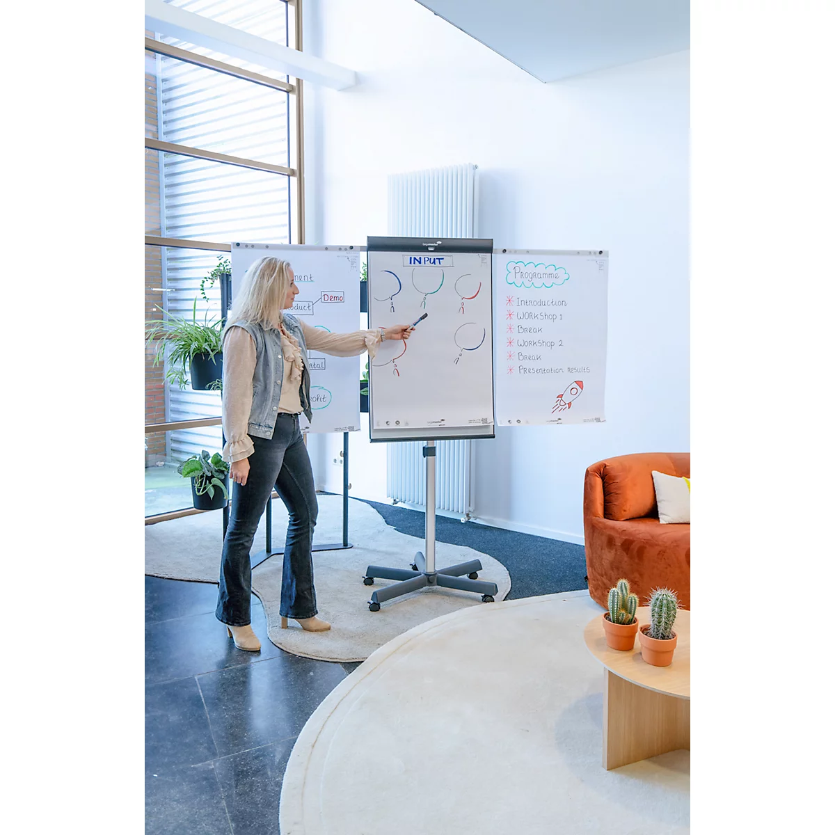 Flipchart mobile Legamaster Sketch Pro, tableau magnétique, réglable en hauteur, 2 bras latéraux, pied en étoile, kit de démarrage inclus, L 680 x H 1050 mm, noir et blanc