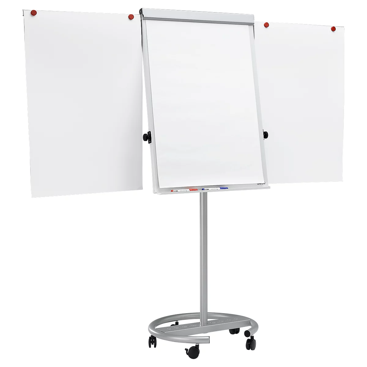 Tableau blanc sur pied avec trois tableaux, des stylos et des roues. Les tableaux sont vierges, avec des aimants rouges et bleus.