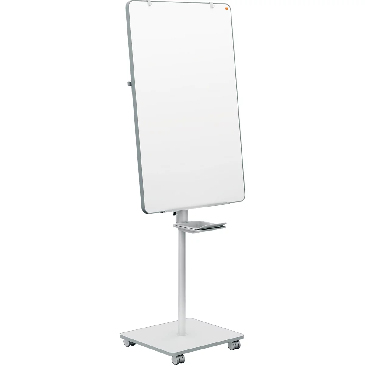 Un tableau blanc mobile sur roulettes. Le tableau a un cadre argenté et une étagère.