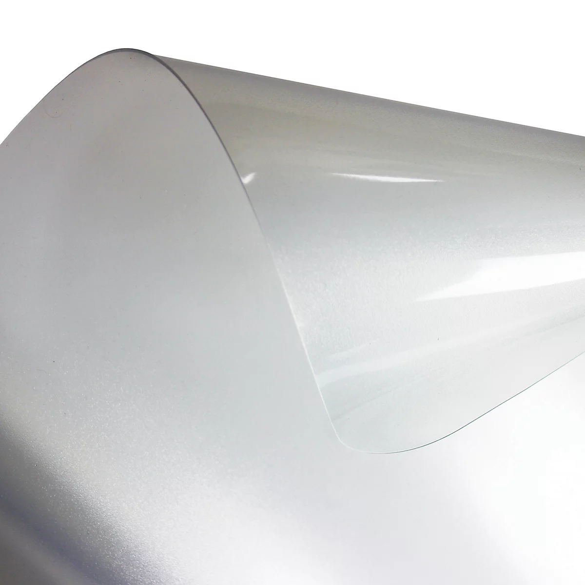 Close-up van een gebogen, transparante plastic plaat. De plaat werpt schaduwen en toont rimpels.