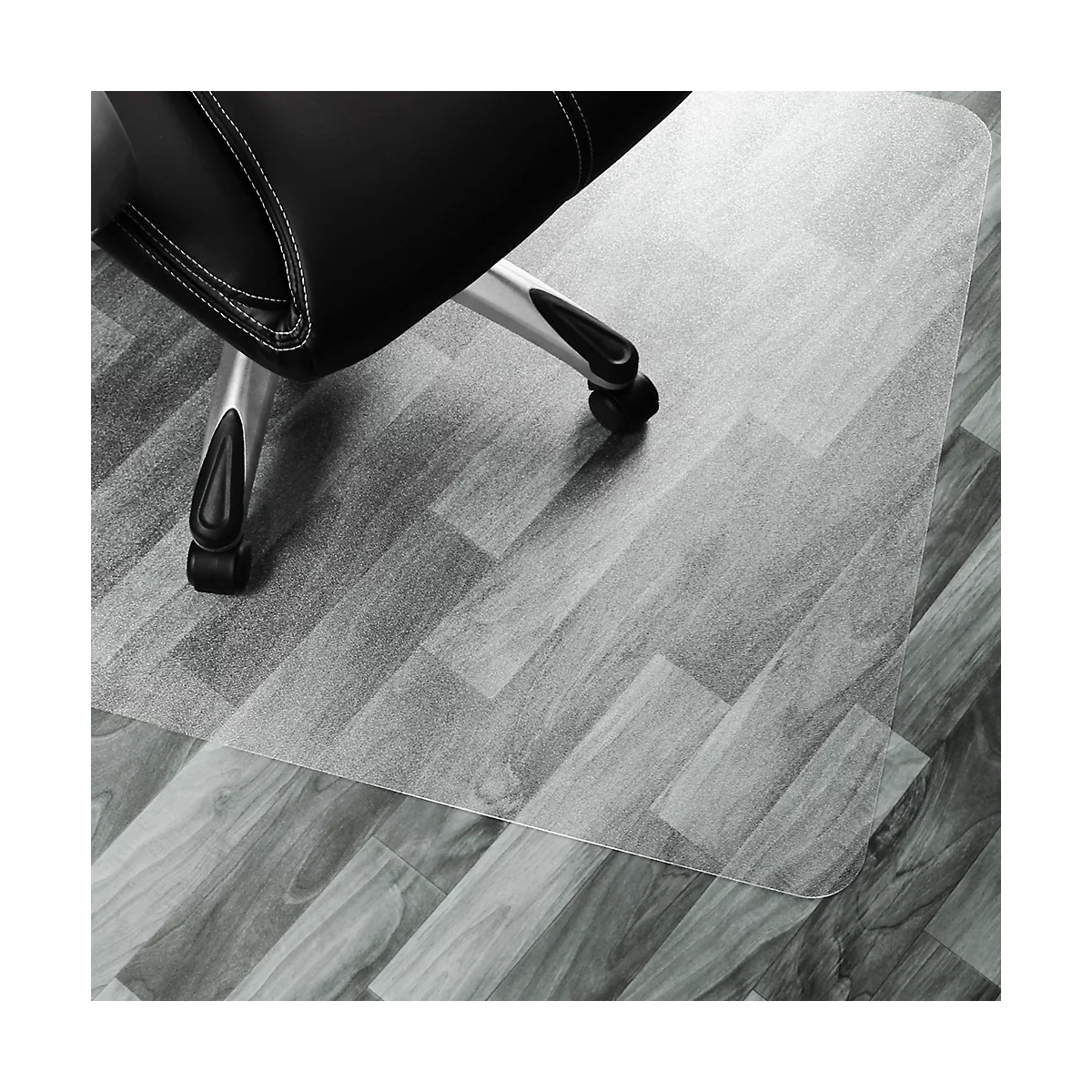 Transparante vloerbeschermingsmat onder een bureaustoel. De wielen van de stoel staan op de mat, die op een houten vloer ligt.