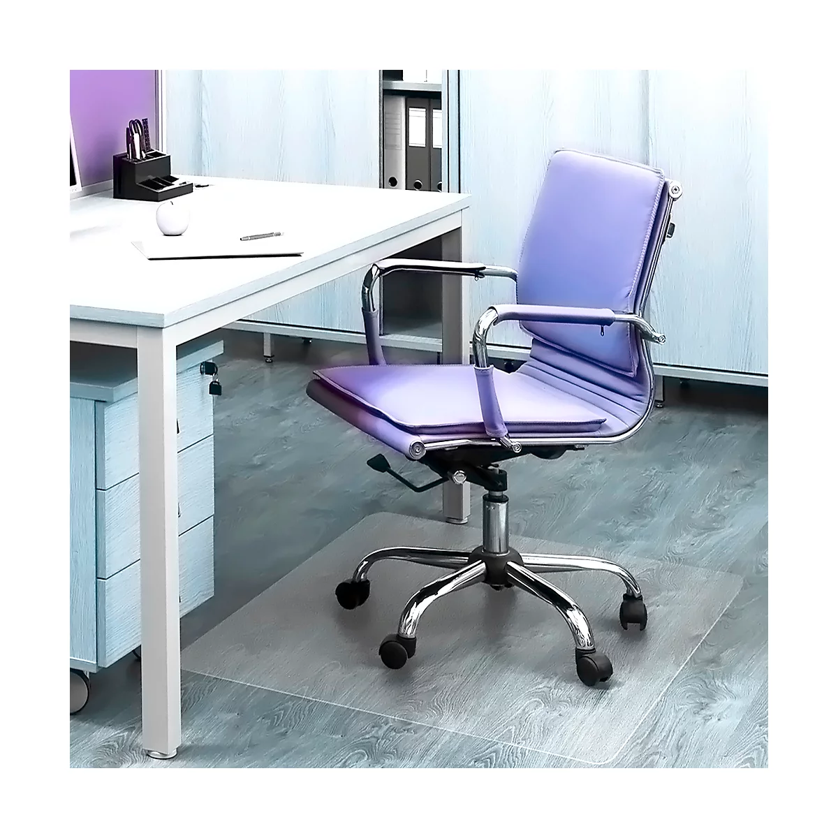 Bureaustoel met paarse zitting voor een bureau. De stoel staat op een transparante vloerbeschermingsmat.