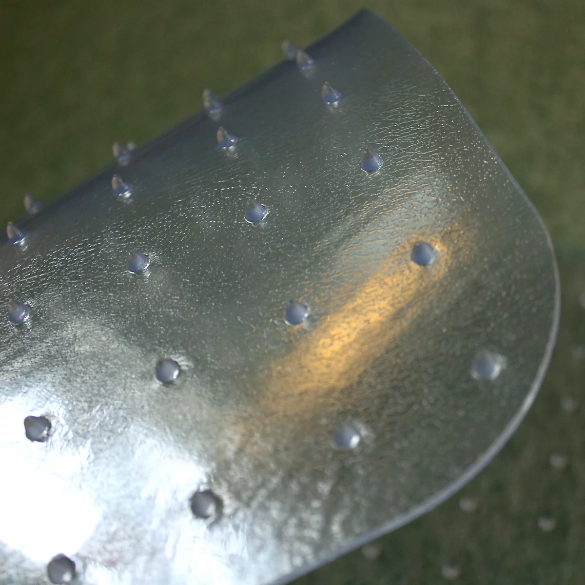 Close-up van een transparante, halfronde mat met noppen op het oppervlak.