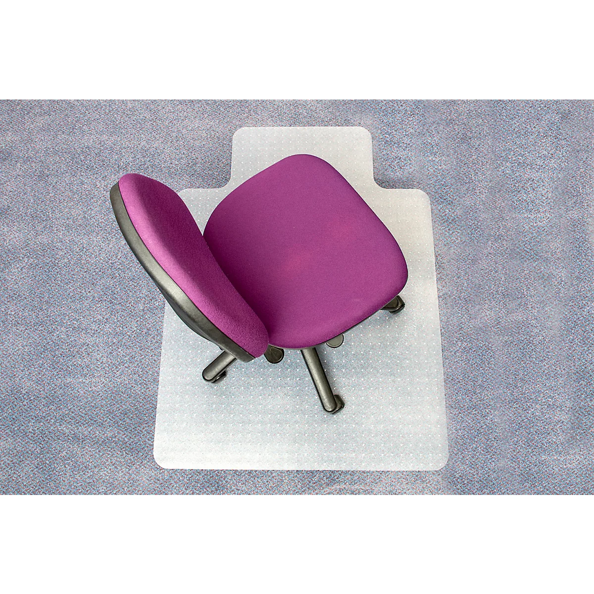 Een ergonomische stoel met een roze zitting en rugleuning. Hij staat op een witte ondergrond op een blauwe stof.