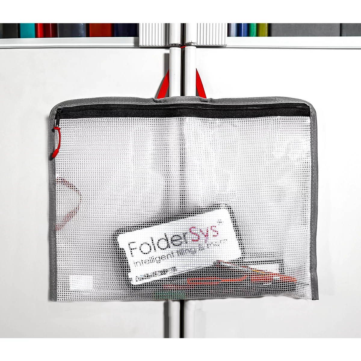 Transparente Dokumententasche mit Reißverschluss, darin Papier und Karte mit "FolderSys"-Logo.
