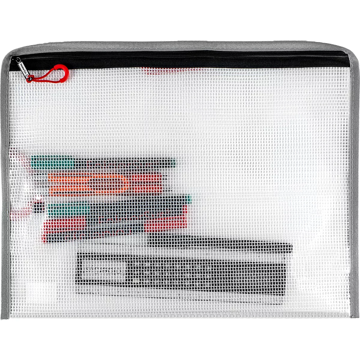 Transparente, rechteckige Aufbewahrungstasche. Schwarzer Reißverschluss, roter Karabiner. Mehrere Gegenstände sind sichtbar.