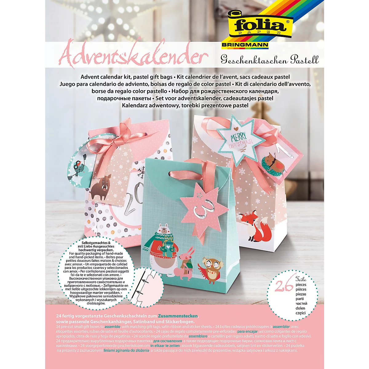 Trois sacs cadeaux aux couleurs pastel avec des motifs de Noël se dressent sur un fond neutre. Un chiffre est fixé sur une étoile sur le premier sac. D'autres embellissements peuvent être vus sur les étiquettes.