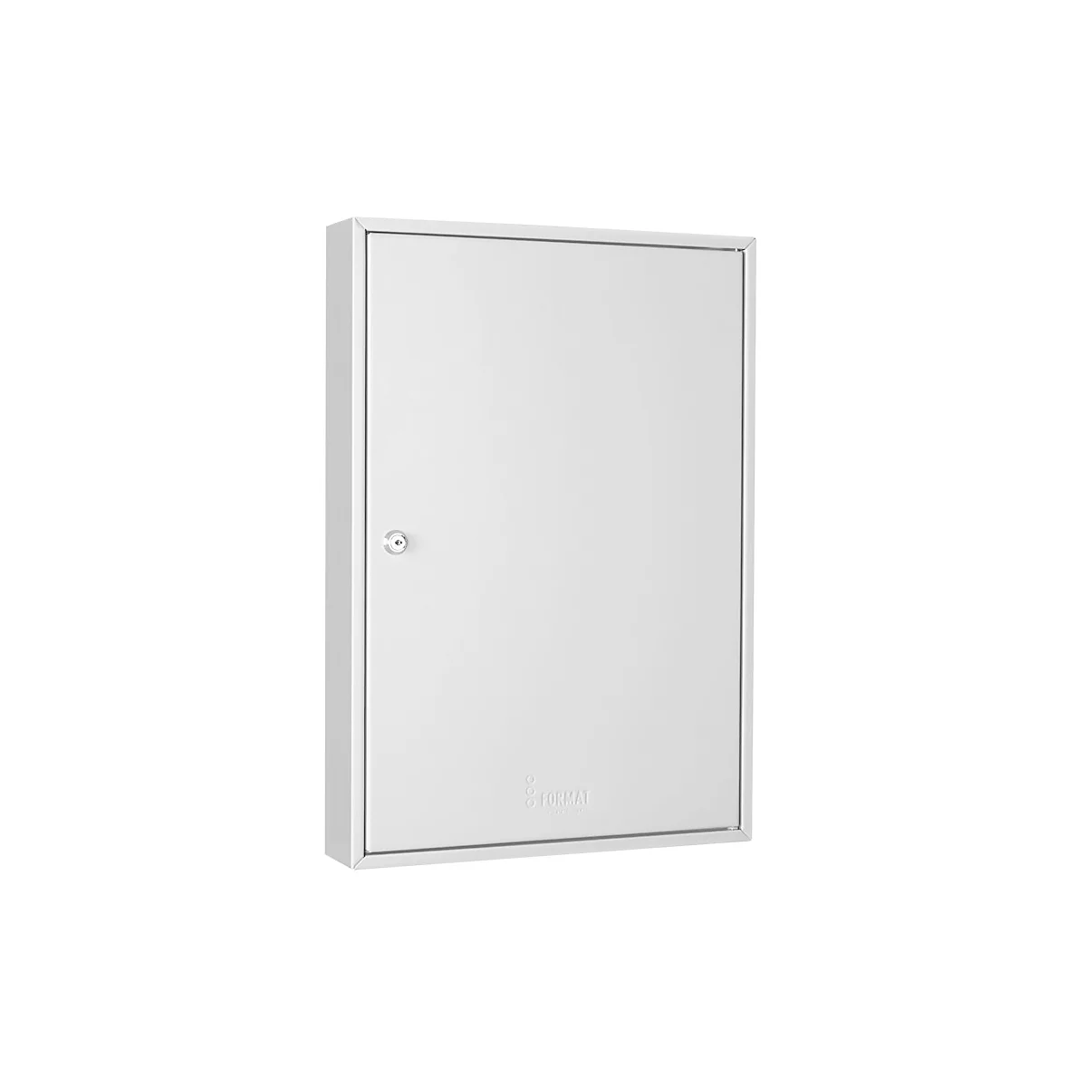 Un tableau de bord en métal blanc avec une porte et une petite serrure. Le nom de la marque est en relief en bas à droite.