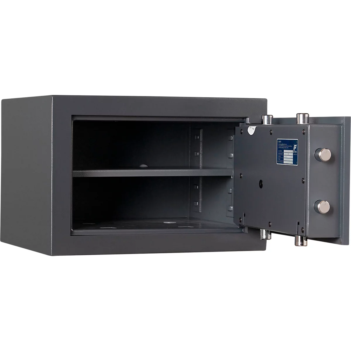 Coffre-fort gris avec porte ouverte. Deux étagères à l'intérieur. Boutons et une plaque sur la porte.
