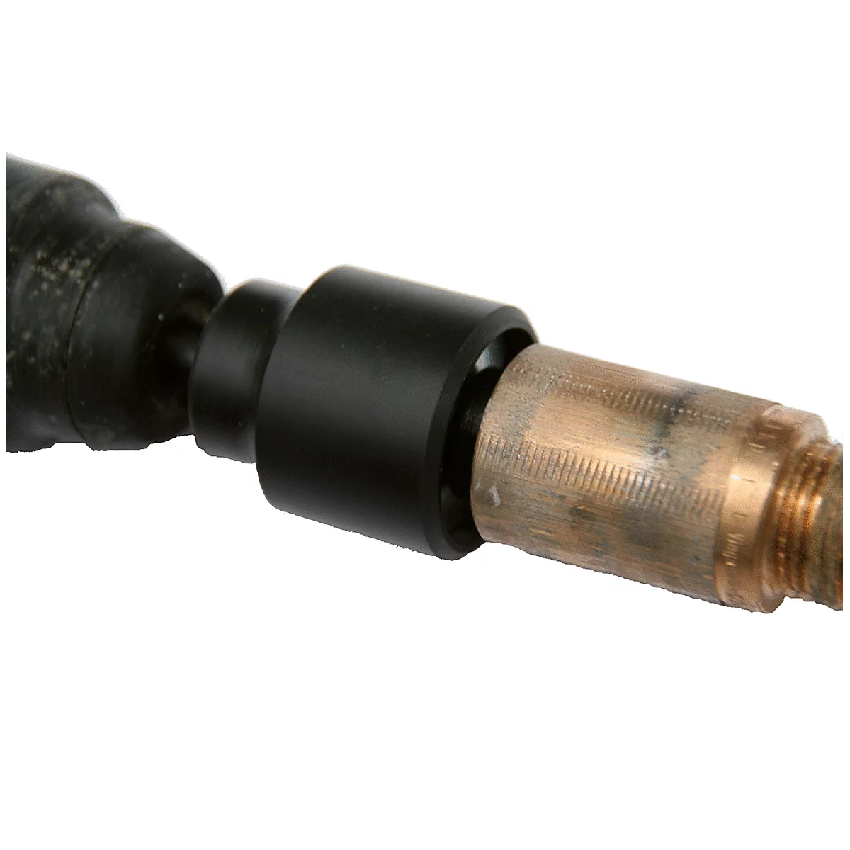 Gros plan sur une pièce métallique : partie cylindrique noire reliée à une partie en laiton filetée.