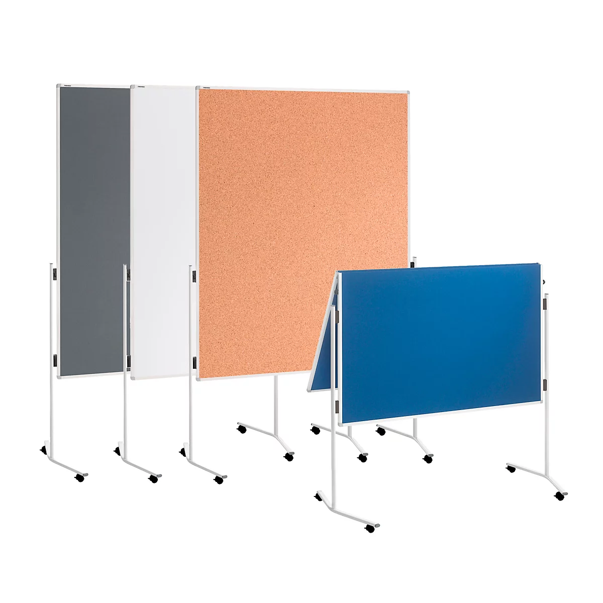 Verschillende mobiele prikborden in verschillende kleuren: grijs, wit, kurk en blauw. Allemaal hebben ze een wit frame en wieltjes.