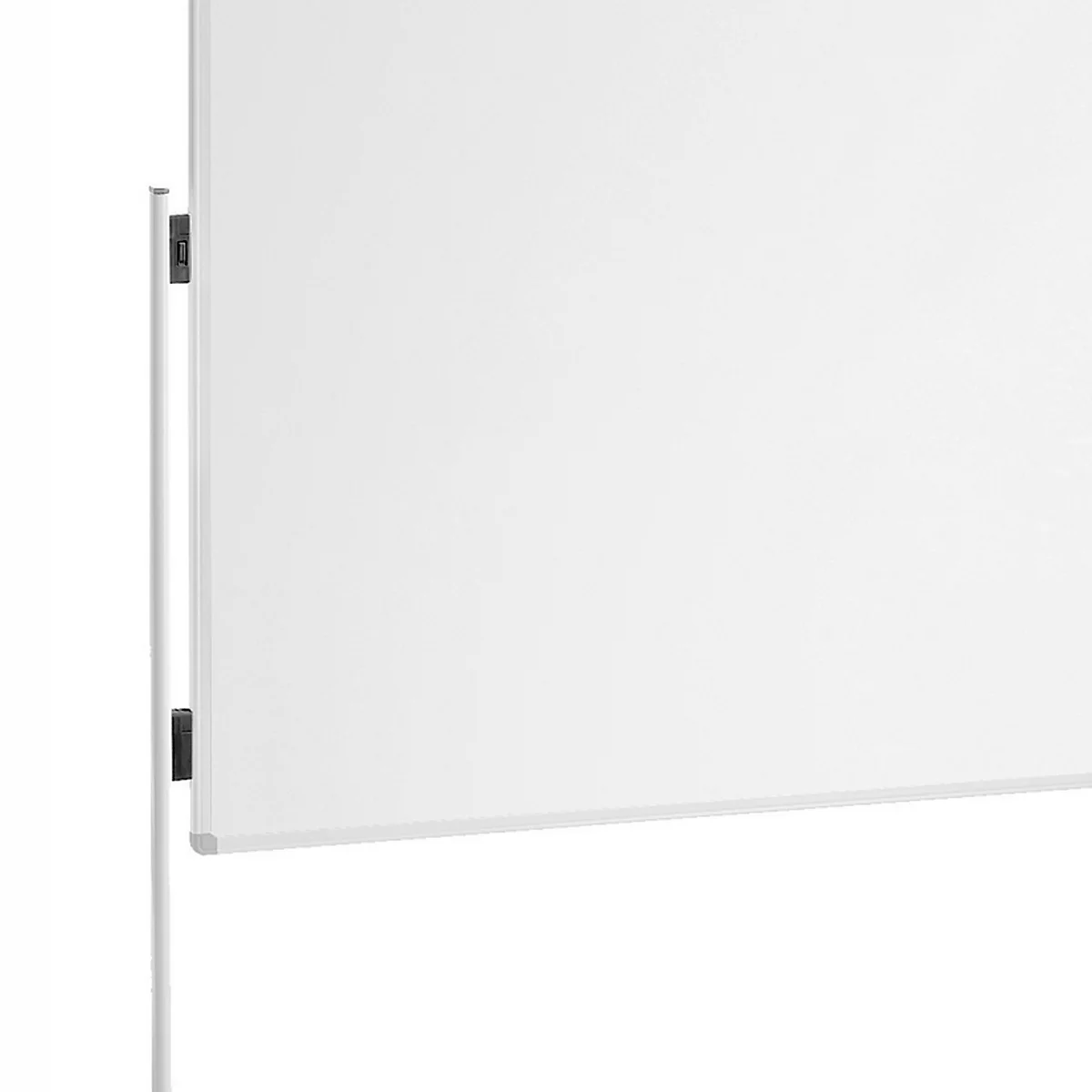 Close-up van een wit bord met zwarte beugels. Het bord wordt van onderaf ondersteund door een zilverkleurig frame.