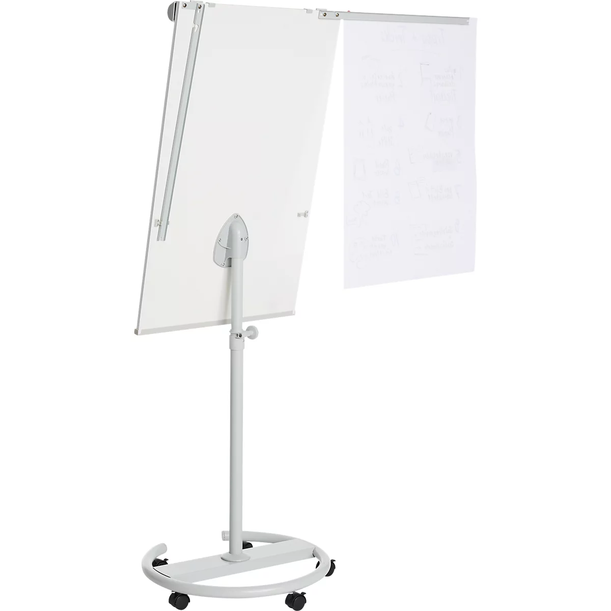 Weißes Flipchart auf Rollen. Es ist einseitig mit einem Blatt Papier versehen.